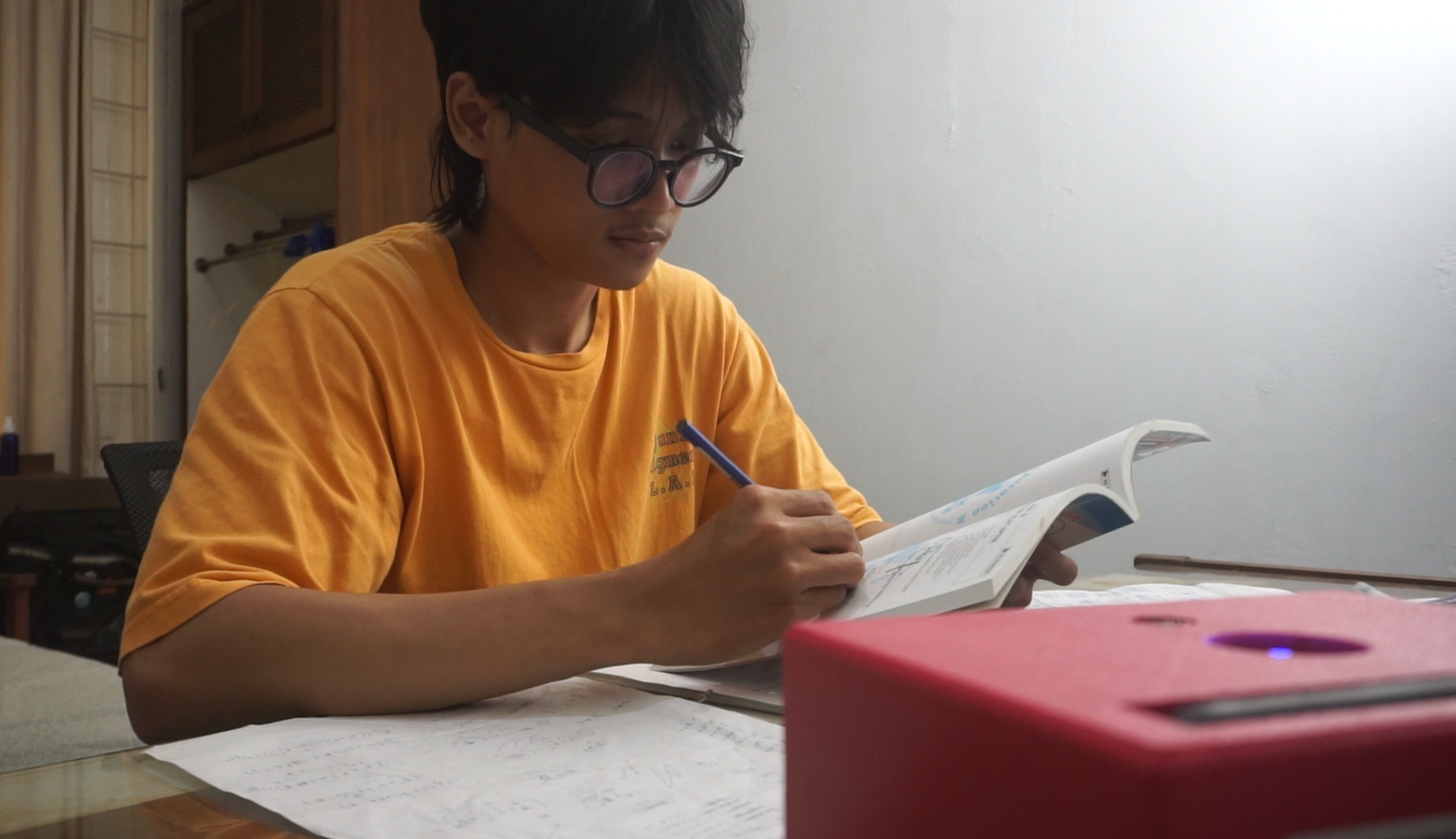 Siswa Belajar dengan PomoBox